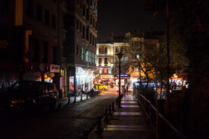 Gece Sokaklarında Saklı Anılar Şiiri